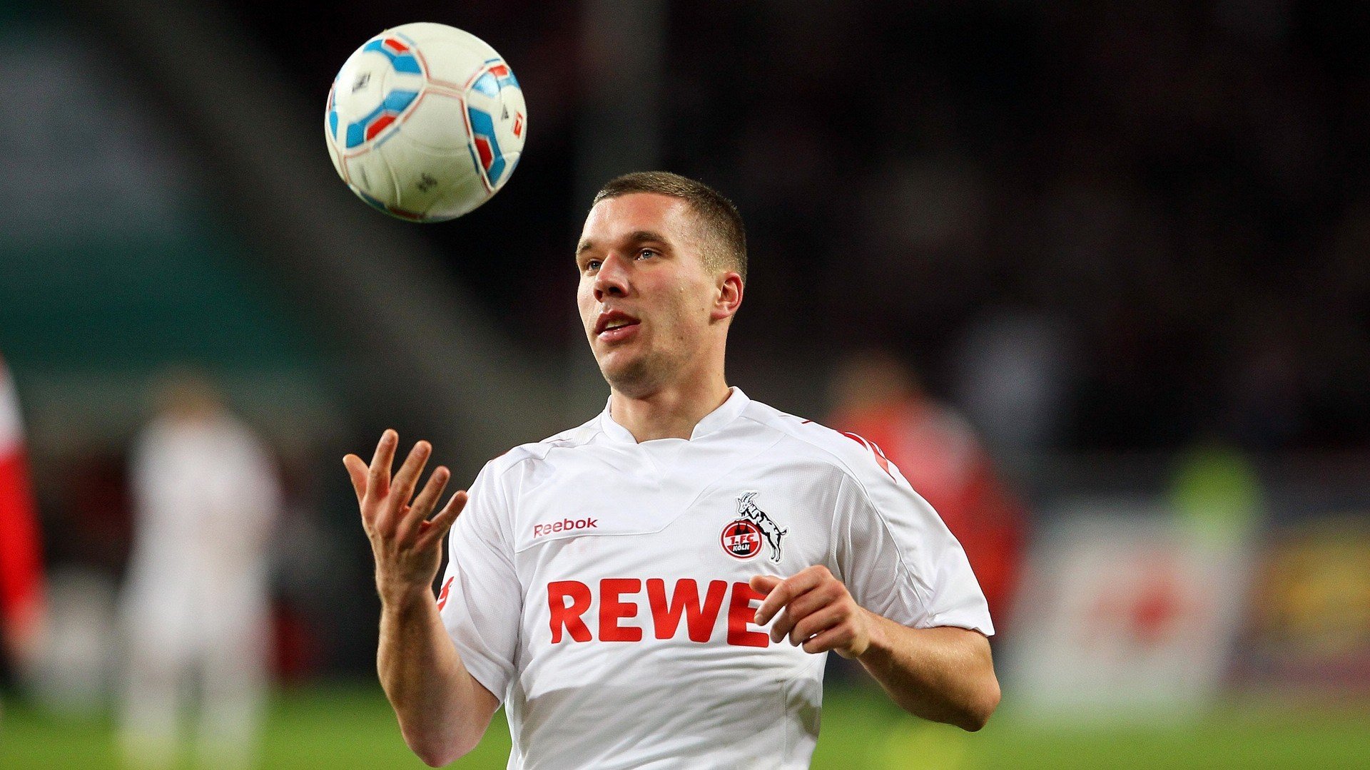 勒沃库森关键战突围芬兰，法比尼奥压制级演出定鼎乾坤